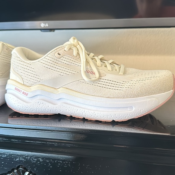 Brooks Ghost Max 2 Gym Shoes - Picture 4 of 11